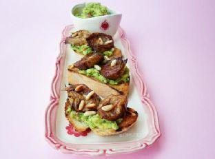 Artichoke croutons with guacamole