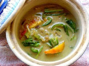 Spicy Coconut Curry With Peppers, Pak Choi and Tomatoes